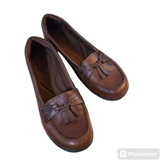 Clarks Shoes - Clarks Women's size 9 Leather Loafer with Tassle, Like New Brown Flat Shoe